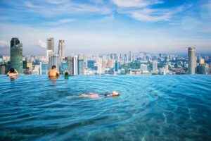 Infinity-Pool mit Blick auf Singapur