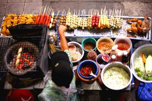 Das Essen ist lecker an thailändischen Garküchen